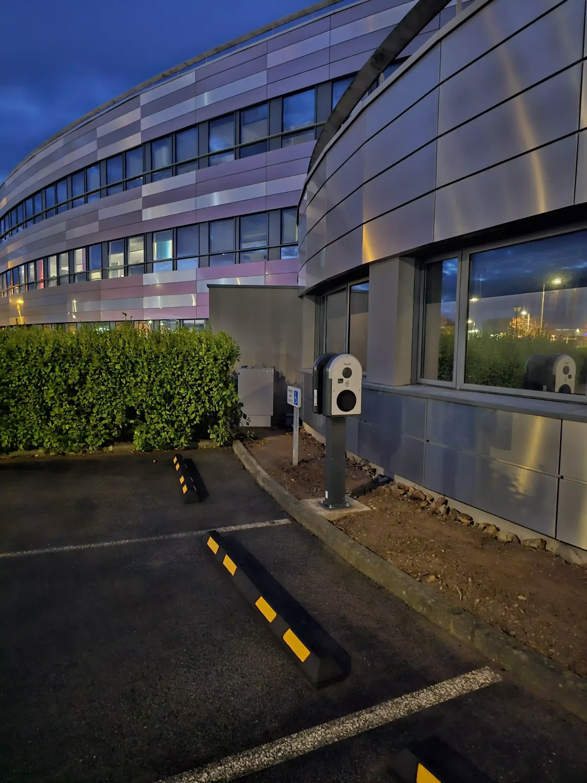 Parking terminé avec marquage au sol et bornes opérationnelles